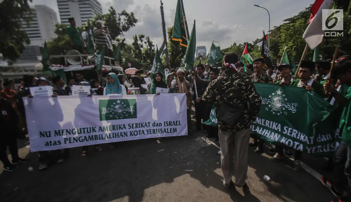Massa membentangkan spanduk saat menggelar aksi terkait keuputusan Presiden AS, Donald Trump yang mengkali Yerusalem sebagi ibu kota Israel di depan kantor Kedutaan Besar AS, Jakarta, Jumat (8/11). (Liputan6.com/Faizal Fanani)