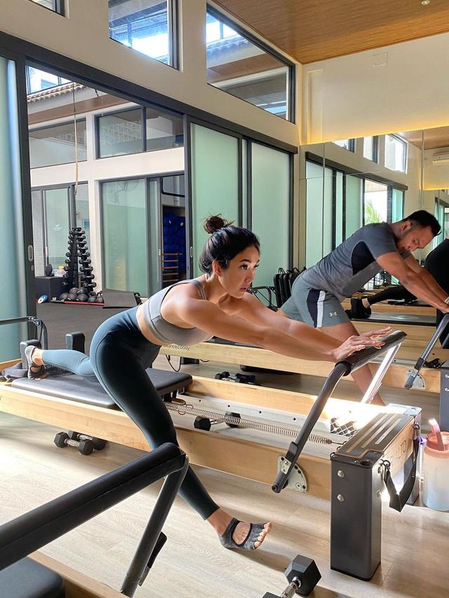 6 Potret Gisella Anastasia saat Latihan Pilates, Pamer Body Goals