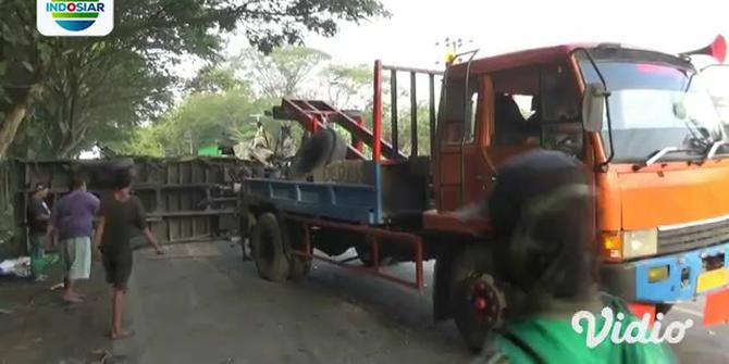 VIDEO: Sopir Mengantuk, Minibus Hancur Setelah Bertabrakan dengan Truk di Pantura Tuban
