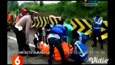 Kecelakaan yang dialami bus mini berpenumpang 15 orang, menabrak truk lalu terbakar di jalan tol Madiun, Jawa Timur. Peristiwa ini membuat tiga penumpang bus mini tewas di tempat kejadian. Diduga sopir bus mengantuk dan pada akhirnya menabrak.