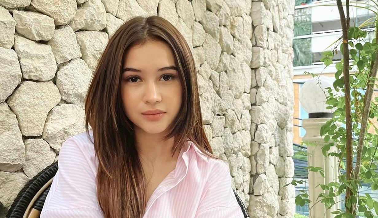 Sandrinna Michelle merupakan salah satu pemain baru yang bintangi web series My Nerd Girl 2. Dalam web series populer tersebut, kekasih Junior Roberts ini berperan sebagai Vanya. Diketahui web series My Nerd Girl 2 merupakan web series pertama yang dibintangi oleh Sandrinna Michelle. Adu akting bareng Naura Ayu, netizen penasaran dengan akting Sandrinna dan Naura Ayu karena keduanya baru pertama kali disatukan dalam satu judul. (Liputan6.com/IG/@sandrinna_11)