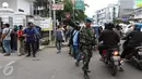 Suasana lalu lintas depan RSAL Mintohardjo, Jakarta, Senin (14/3).Salah satu dugaan terjadi kebakaran adalah Timbulnya Percikan api berawal dari alat bernama chamber yang berada diruangan tersebut. (Liputan6.com/Gempur M Surya)