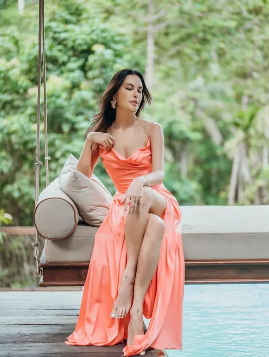 Sophia Latjuba tak takut mengeksplorasi gayanya. Di foto ini, ia tampil sempurna mengenakan dress berwarna oranye dengan high-slit dan garis leher yang rendah. [Foto: Instagram/sophia_latjuba88]