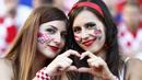 Fans Kroasia memberikan salam saat menantikan laga grup D antara Kroasia melawan Spanyol di Stadion de Bordeaux, Bordeaux, Prancis, (21/6/16). (REUTERS/Michael Dalder)