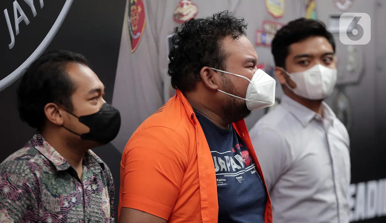 Tersangka komika Fico Fachriza dihadirkan dalam rilis kasus penyalahgunaan narkoba di Ditresnarkoba Polda Metro Jaya, Jakarta, Jumat (14/1/2022). Dalam penangkapan, polisi berhasil mengamankan barang bukti tembakau sistetis sebarat 1,45 gram. (Liputan6.com/Faizal Fanani)