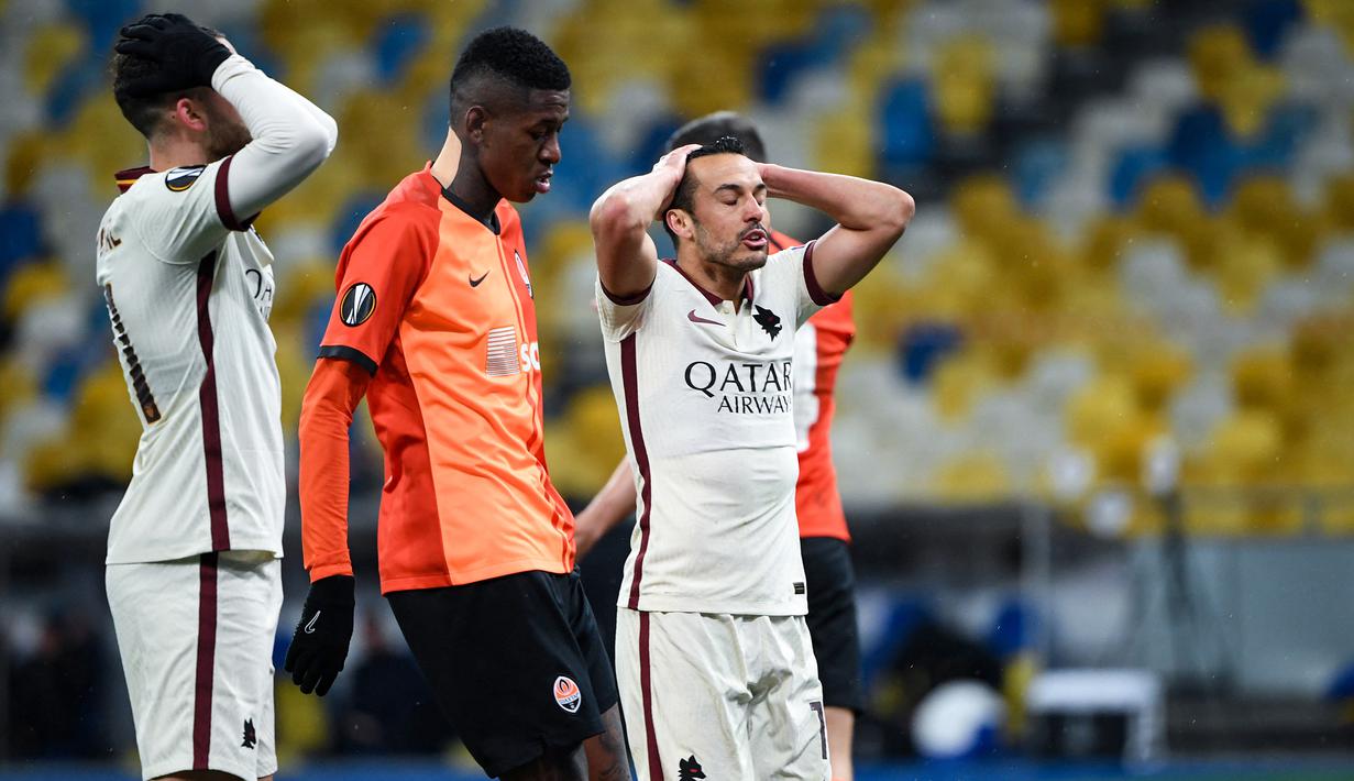 Striker AS Roma, Pedro (kanan) tampak kecewa usai gagal memanfaatkan peluang saat melawan Shakhtar Donetsk dalam laga leg kedua babak 16 besar Liga Europa 2020/2021 di Olimpiyskiy Stadium, Kiev, Kamis (18/3/2021). AS Roma menang 2-1 atas Shakhtar. (AFP/Sergei Supinsky)