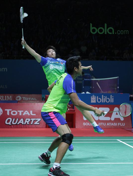 Lilyana Natsir melakukan smash ke arah pasangan China, Zhang Nan/Li Yinhui pada perempat final Indonesia Open 2018 di Istora Senayan, Jakarta, (6/6/2018). Tontowi/Liliyana menang 21-17, 21-14. (Bola.com/Nick Hanoatubun)