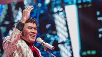 Gaya pedangdut Rhoma Irama saat tampil dalam acara Indonesian Dangdut Awards 2018 di Studio 5 Indosiar, Jakarta, Jumat (12/10). Rhoma Irama membawakan lagu Euphoria dan Musik. (Liputan6.com/Faizal Fanani)