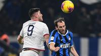 Bek Inter Milan, Diego Godin, duel udara dengan pemain Cagliari, Alberto Cerri, pada laga Coppa Italia di Stadion Giuseppe Meazza, Rabu (15/1/2020). Inter Milan menang 4-1 atas Cagliari. (AFP/Miguel Medina)