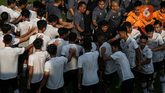 Foto: Menilik Latihan Pagi Timnas Indonesia U-22 Asuhan Indra Sjafri, Belasan Pemain Baru Bergabung di TC Gelombang Kedua Ini