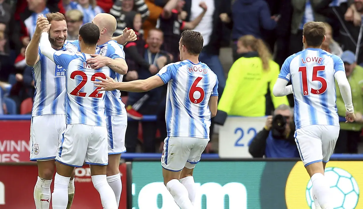 Para pemain Huddersfield Town merayakan gol yang dicetak Laurent Depoitre ke gawang Manchester United pada laga Premier League di Stadion The John Smith's, Sabtu (21/10/2017). Huddersfield Town menang 2-1 atas Manchester United. (AP/Nigel French)