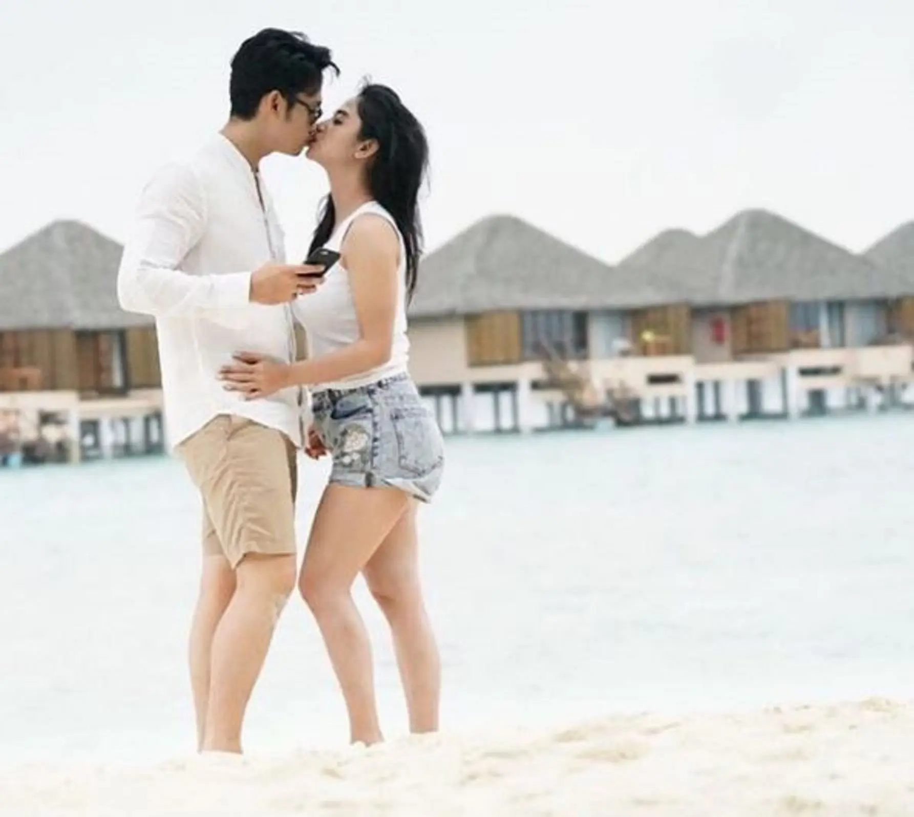 Dewi Perssik dan Angga Wijaya ciuman saat liburan tahun baru di Maladewa (Instagram/@dewiperssikreal)