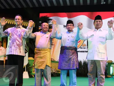 Presiden PKS Sohibul Iman (kedua kiri) dan Ketua Majelis Syuro PKS Salim Segaf Al-Jufri (tengah) serta sejumlah tokoh melakukan salam komando pada puncak perayaan Milad ke 19 PKS di Jakarta, Minggu (30/4). (Liputan6.com/Herman Zakharia)