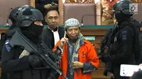 Terdakwa kasus bom Thamrin, Aman Abdurrahman dengan kawalan ketat polisi bersenjata hadir di ruang sidang Pengadilan Negeri Jakarta Selatan, Jumat (25/5). Agenda sidang adalah pembacaan nota pembelaan Aman Abdurrahman. (Liputan6.com/Immanuel Antonius)