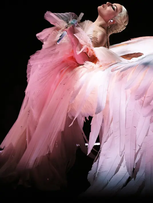 Penyanyi Lady Gaga membawakan lagu Joanne di panggung Grammy Awards 2018, New York,  Minggu (28/1). Seperti biasanya, Lady Gaga tampil dengan penuh penghayatan dan powerful hingga diiringi tepuk tangan meriah penonton. (KEVIN WINTER/GETTY IMAGES/AFP)