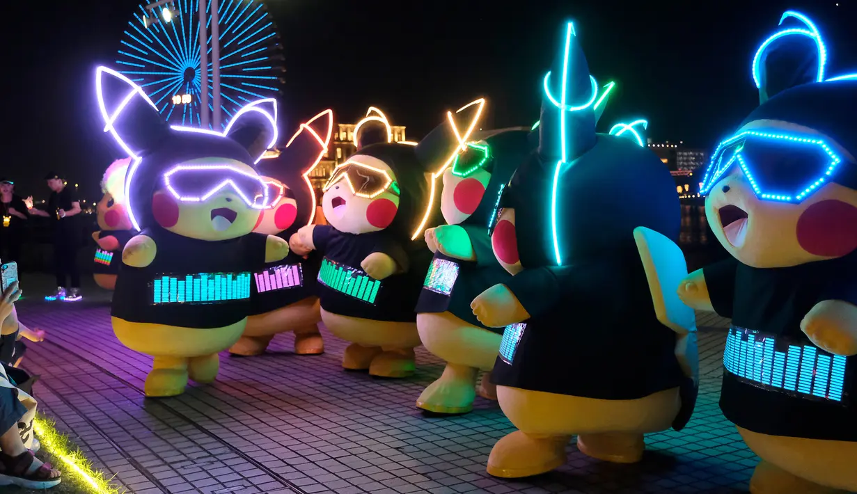 Para peserta dengan pakaian Pikachu, karakter ikonik serial animasi Pokemon, berpartisipasi dalam parade tahunan Pikachu di Yokohama, Jepang, 8 Agustus 2019. Nantinya akan ada lebih dari 2.000 Pikachu menari bersama untuk memeriahkan acara dan menghibur para pengunjung. (Kazuhiro NOGI/AFP)