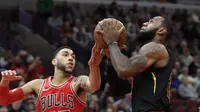 Guard Chicago Bulls, Denzel Valentine mencoba menghalau pergerakan bintang Cleveland Cavaliers, LeBron James. (AP Photo/Nam Y. Huh)