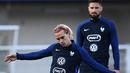 Penyerang Prancis, Antoine Griezmann melakukan tendangan bebas pada sesi latihan di Clairefontaine-en-Yvelines, (3/10/2017). Prancis melakukan persiapan jelang melawan Bulgaria. (AFP/Franck Fife)
