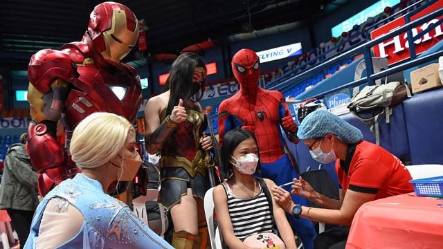 Superhero Temani Anak-anak di Filipina Vaksin Covid-19