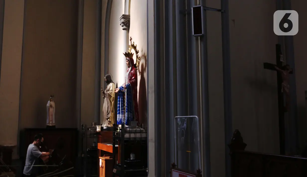 Seorang pria berdoa di Gereja Katedral, Jakarta, Rabu (22/12/2021). Jemaat yang akan beribadah di Gereja Katedral Jakarta nantinya akan dibatasi untuk mencegah penularan COVID-19. (Liputan6.com/Angga Yuniar)