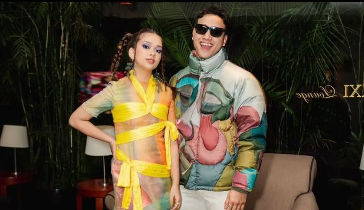 Rebecca Klopper tampil playful mengenakan dress bernuansa kuning cerah rancangan Felissa Thung. @snap.nuel.