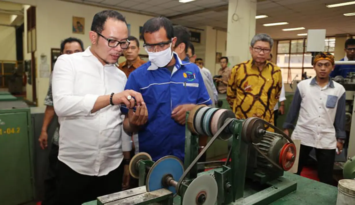 Dalam kunjungan kerja ke Makassar, Menteri Ketenagakerjaan (Menaker) M. Hanif Dhakiri mengunjungi sebuah pabrik dan berdialog dengan para Buruh