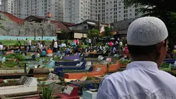 Hari Raya Lebaran dimanfaatkan ratusan warga untuk melakukan tradisi ziarah kubur di TPU Karet Bivak, Jakarta, Senin (28/7/14). (Liputan6.com/Johan Tallo)