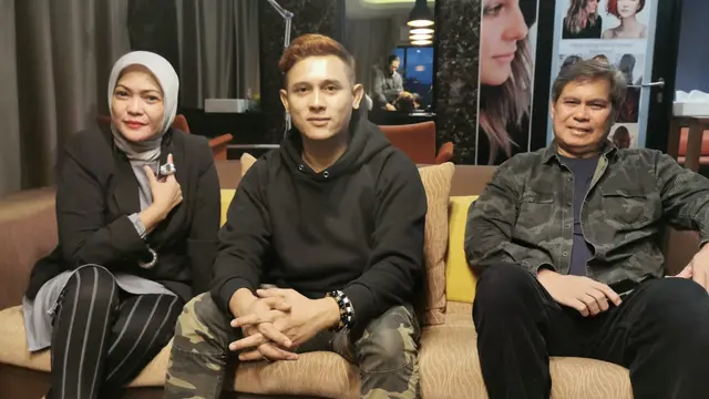 Kiki Kanoe (tengah) bersama Ina Munirah Saleh dan Alexander D. Megawe
