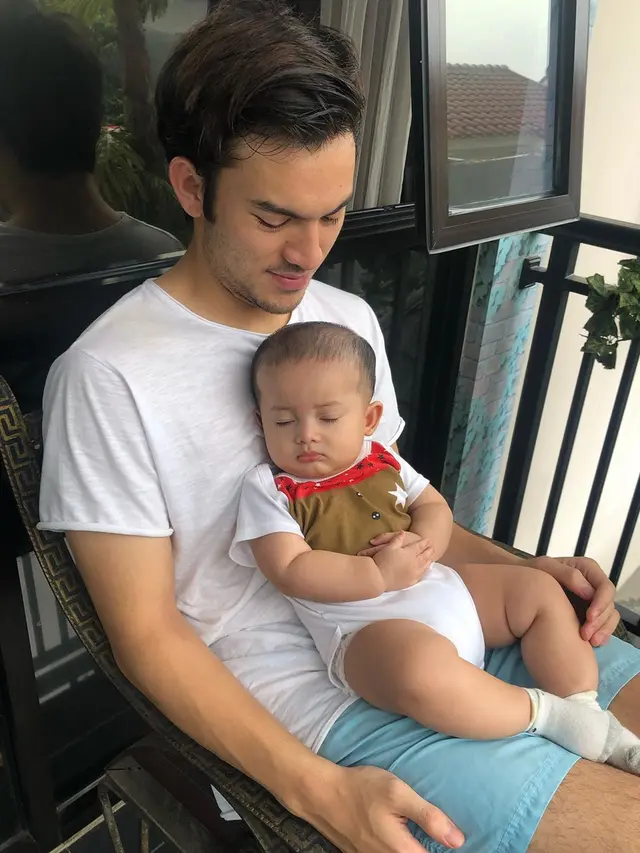 Idaman, Ini 6 Potret Rizky Nazar Saat Momong Keponakannya