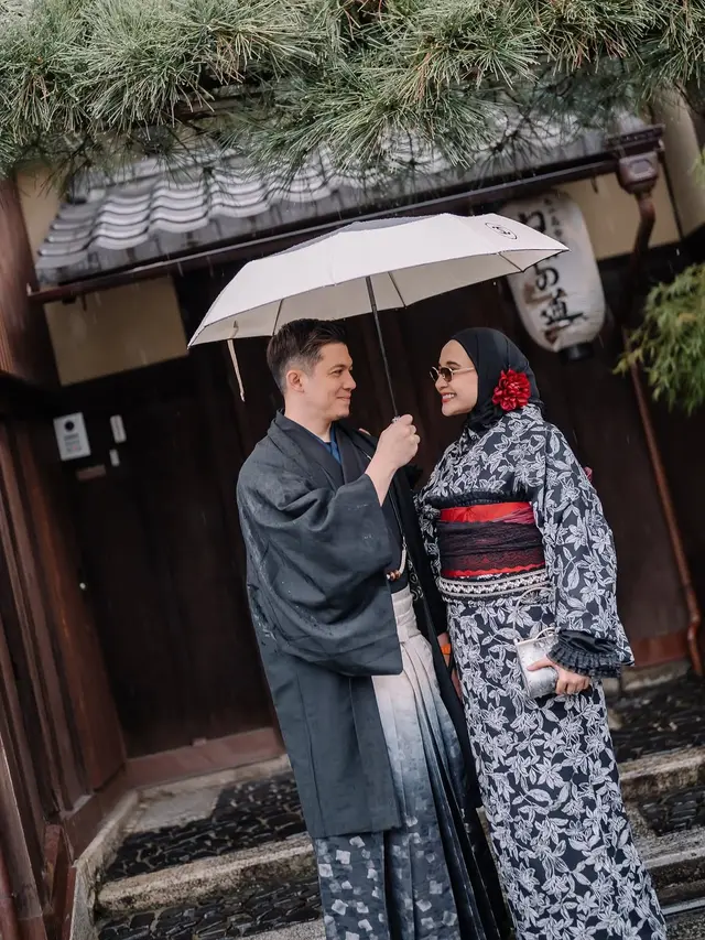 Babymoon di Jepang, Zaskia Sungkar dan Irwansyah Tampil Serasi dalam Balutan Kimono Hitam Putih
