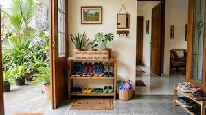 8 Cara Membuat Area Sepatu Khusus untuk Alas Kaki yang Dipakai di Dalam Rumah