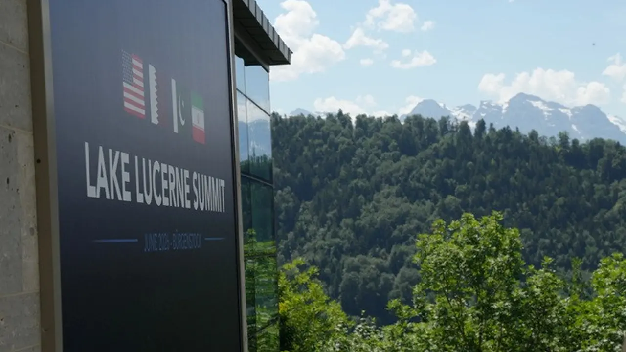 Papan penunjuk KTT Danau Lucerne terlihat di kawasan Burgenstock, Swiss, Minggu (21/6/2026). KTT tersebut menjadi lokasi pertemuan tingkat tinggi atas upaya mengakhiri perang Iran.