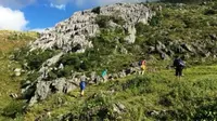Batu kapur karst beralur yang muncul di pendakian Matebean. (Dok Gunung Bagging: Nicholas Hughes, Juli 2018)