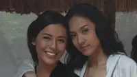 Anya Geraldine bersama Nina Kozok saat syuting film Tusuk Jelangkung di Lubang Buaya