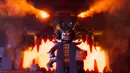 Adegan di film Lego Ninjago menunjukkan karakter Garmadon disuarakan Justin Theroux. Film ini disutradarai oleh Charlie Bean, Paul Fisher dan Bob Logan, ditulis oleh Fisher, Logan, Dan dan Kevin Hageman, dan Hilary Winston. (Warner Bros. Pictures via AP)