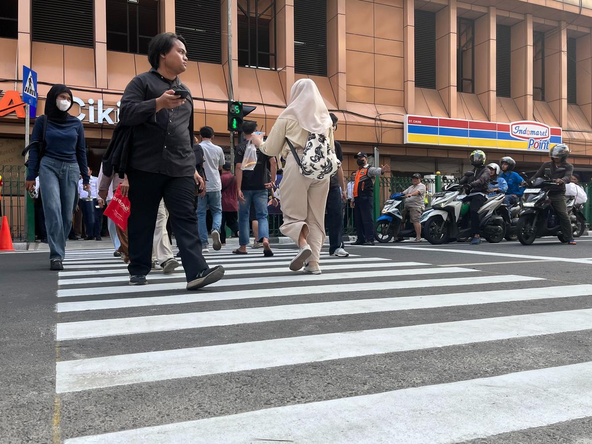 Uji Coba Pelican Crossing Baru di Stasiun Cikini, Warga 'Happy' Tak Lagi Lompat Pagar