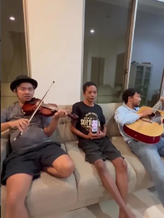 Dodit Mulyanto dan teman-temannya saat memparodikan video Begitu Syulit Lupakan Reyhan. (Foto: Instagram/dodit_mul)