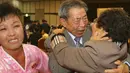Min Ho-shik (tengah), warga Korsel bertemu adiknya Min Eun Shik, warga Korut dalam Reuni Keluarga Terpisah di Korut, Selasa (20/10). Ratusan orang memulai acara reuni sejak pecah perang antara kedua negara itu lebih dari 60 tahun lalu.(Reuters/Korea Pool)