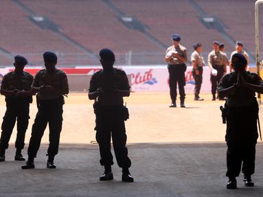 Pengamanan Polri dan TNI di Stadion Gelora Bung Karno, Jakarta, Sabtu (17/10/2015), Pengamanan ini bertujuan untuk membuat suporter dan penonton merasa aman saat partai Final Piala Presiden berlangsung. (Bola.com/Nicklas Hanoatubun).