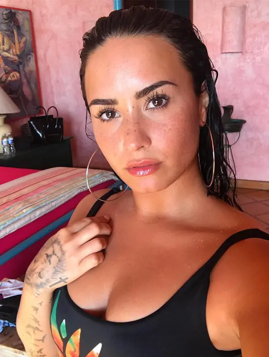 Satu lagi selfie Demi Lovato saat mengenakan baju renang tanpa makeup berlebihan. Kecantikannya masih paripurna ya? (instagram/ddlovato)