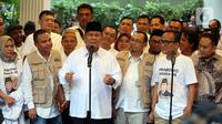 Ketua Umum Partai Gerindra Prabowo Subianto (depan-kiri) bersama relawan Jokowi Mania (Joman) menyampaikan keterangan pers usai melakukan pertemuan di Rumah Kertanegara, Jakarta, Kamis (16/2/2023). Dalam pertemuan tersebut, relawan Joman sepakat mendukung Prabowo Subianto untuk Pilpres 2024 dan bertransformasi menjadi Prabowo Mania 08. (Liputan6.com/Johan Tallo)