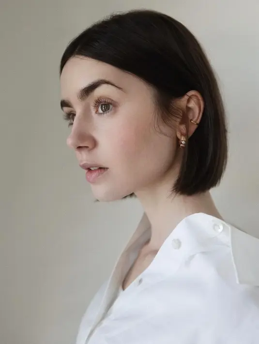 Ya, Lily Collins tampil super menawan dengan gaya rambut terbarunya, yaitu blunt bob. [Foto: Instagram/lilyjcollins]