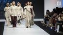 Model mengenakan busana rancangan  Irmasari Joedawinata menampilkan 8 busana saat Muslim Fashion Festival (MUFFEST) 2019 di JCC, Jakarta, Jumat (3/5/2019). MUFFEST 2019 melalui Bekraf membuat Indonesia Trend Forecasting 2019/2020 dengan tema "Sigularity sebagai acuan. (Liputan6.com/Herman Zakharia)