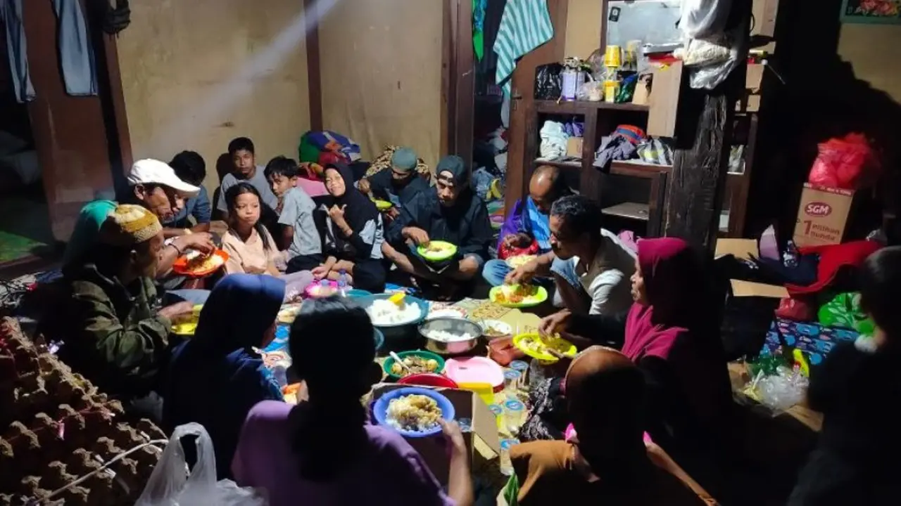 Sekelompok pengungsi sedang berada di pengungsian di Kecamatan Tanjung Raya, Kabupaten Agam, Sumatera Barat (Sumbar) Sabtu malam 20 Desember 2025.