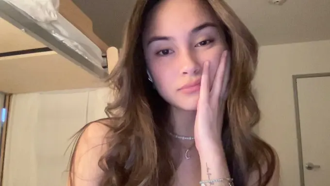 Foto Caitlin Halderman Pose Pegang Pipi Ini Curi Perhatian, Tuai Pujian