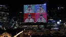 Pesan terima kasih dan dukungan untuk petugas kesehatan, pekerja garis depan dan negara yang memerangi virus corona baru ditampilkan di sebuah gedung di Seoul, Korea Selatan, Senin, (20/7/2020). (AP Photo/Lee Jin-man)