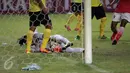 Kiper Semen Padang, Jandia Eka P menahan bola saat laga lanjutan Torabika Soccer Championship presented by IM3 Ooredoo melawan Persija di Stadion GBK, Jakarta, (8/5/2016). Semen Padang kalah 0-1. (Liputan6.com/Helmi Fithriansyah)