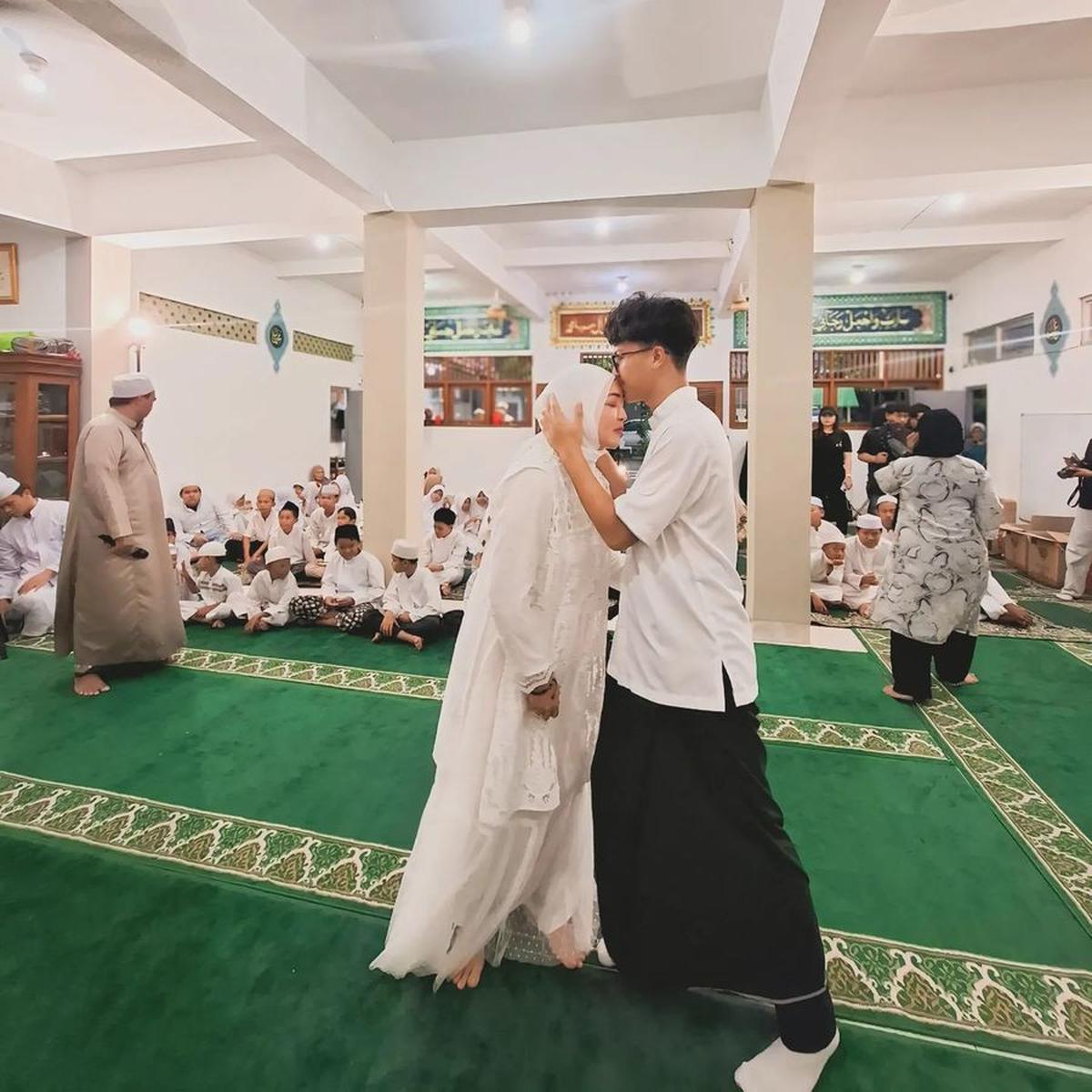 "Saya tidak bisa mengungkapkan betapa berartinya bagi saya saat kalian semua datang untuk merayakan ulang tahun saya di pesantren yang sederhana ini. Ini adalah momen yang indah dan penuh perasaan yang akan saya kenang selamanya," tutur Keanu.