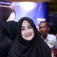 Beberapa waktu lalu, Umi Pipik dikabarkan tengah menjalin hubungan khusus dengan mantan vokalis Matta Band, Sunu Hermaen. Ketika dikonfirmasi, Umi Pipik hanya tersenyum. (Nurwahyunan/Bintang.com)