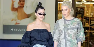 Kim Kardashian dan Kourtney Kardashian benar-benar bertengkar dalam episode Keeping Up with the Kardashian. (Harper's Bazaar)